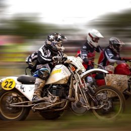 Meedoen aan een motocross