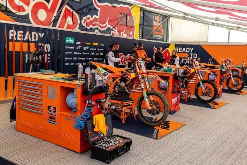 Motocrossmotoren en monteurs in een kleurrijk rennerskwartier